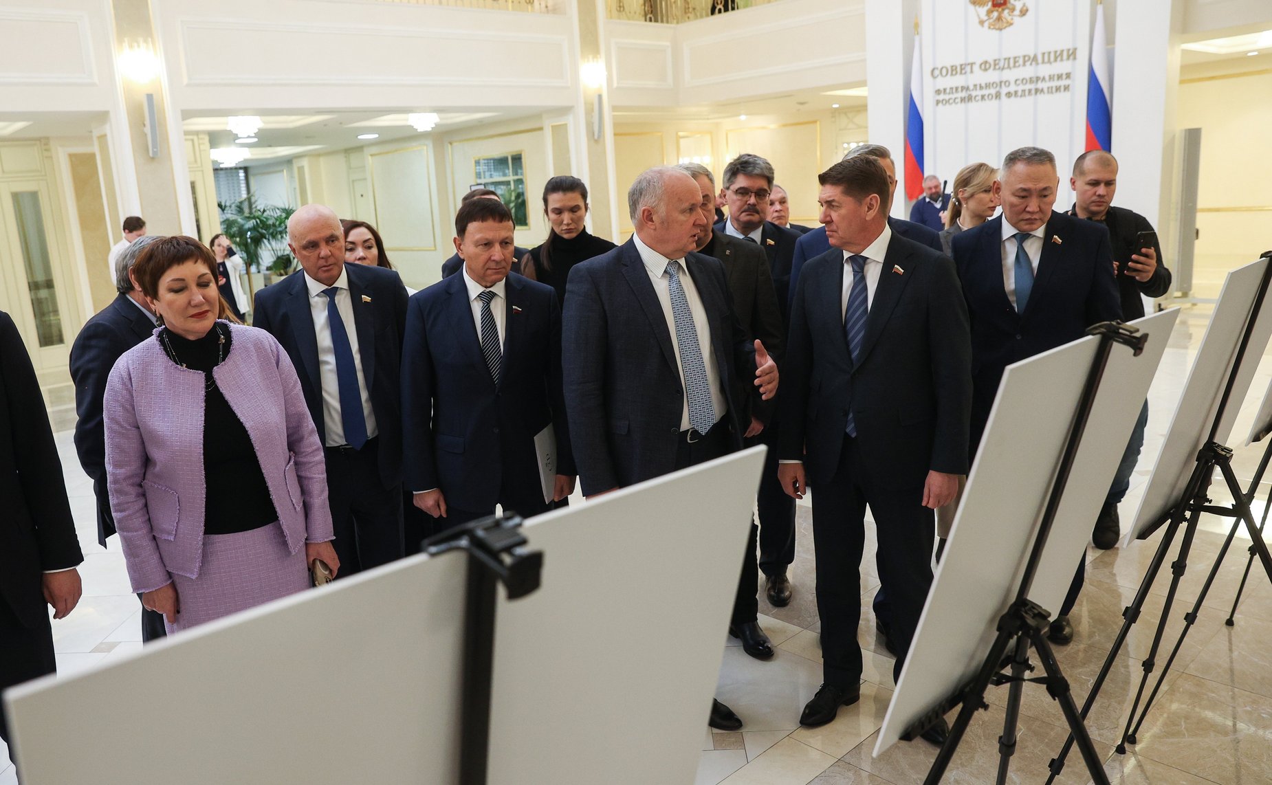 Андрей Шевченко открыл в Совете Федерации фотовыставку «Донбасс за нами»