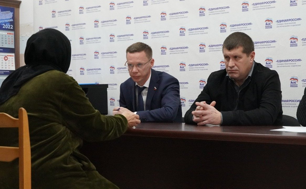 Виталий Назаренко в рамках рабочей поездки в регион провёл выездной приём граждан в городе Моздок