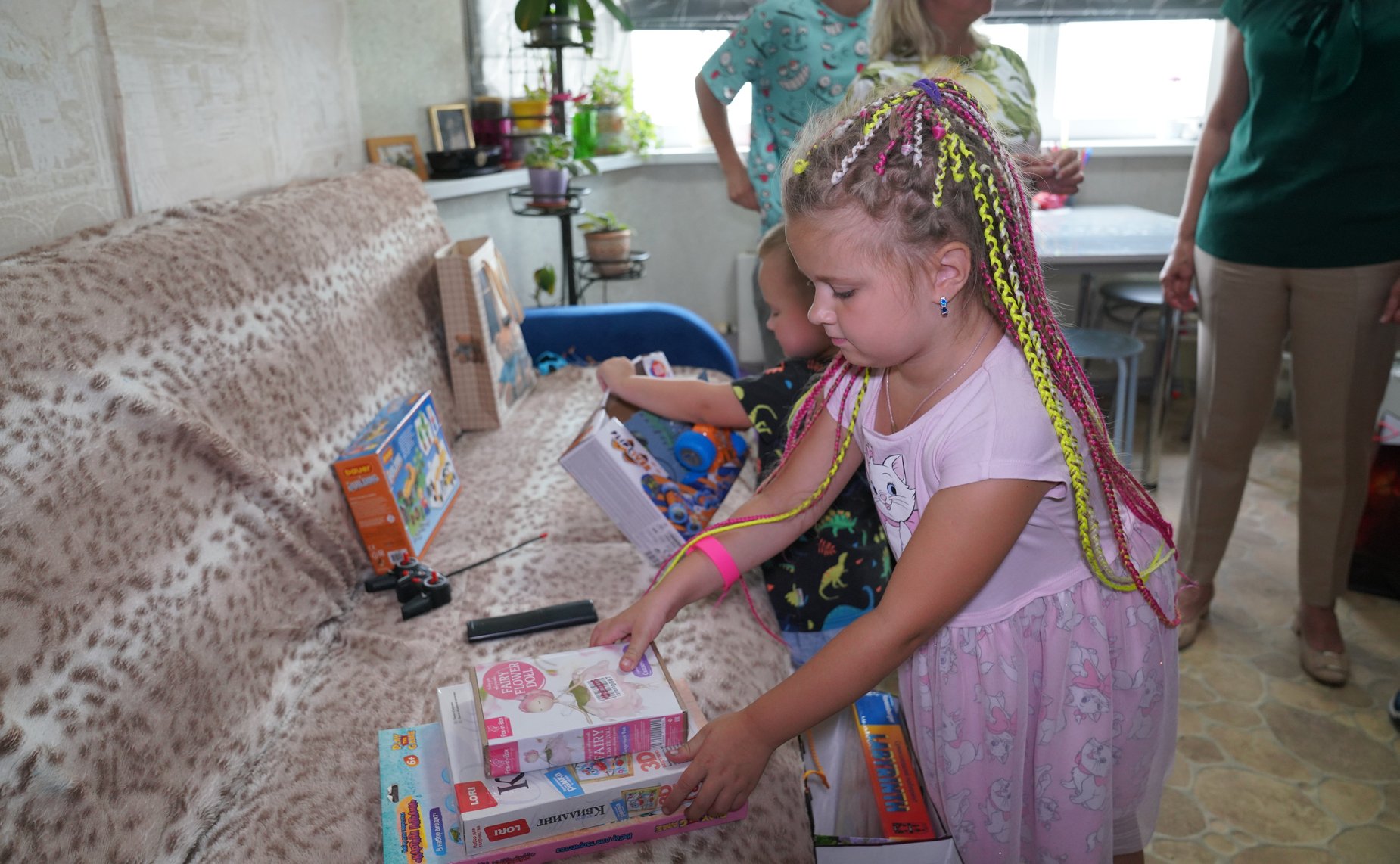 Инна Святенко вместе с волонтерами поддержала акцию «Собери ребёнка в школу», навестив семью Головых, в которой воспитываются четверо детей