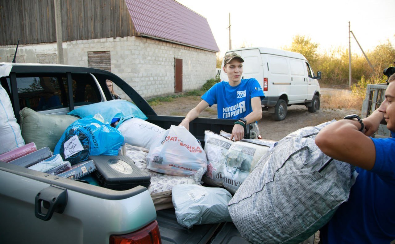 Дарья Лантратова совместно с волонтерами привезла в поселок Ольховое вещи первой необходимости, продукты и бытовую технику семьям, которые пострадали во время пожаров в ЛНР