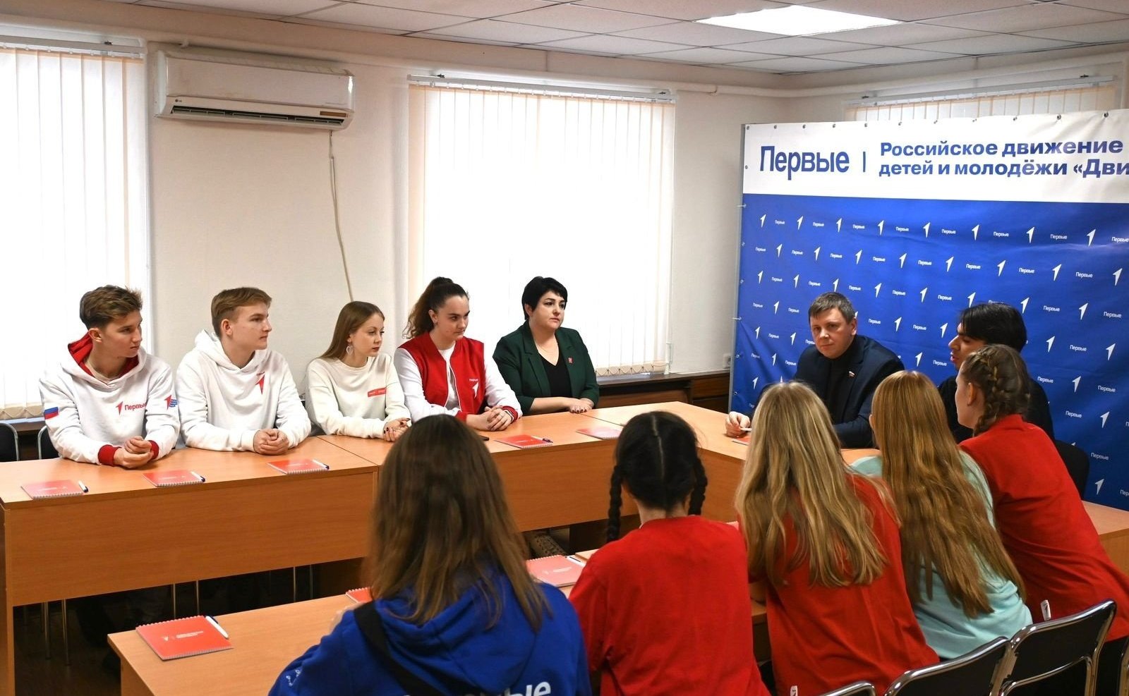 Артем Малащенков провел встречу с руководителем регионального отделения «Движения Первых» Павлом Петровым и со смоленскими школьниками — участниками организации
