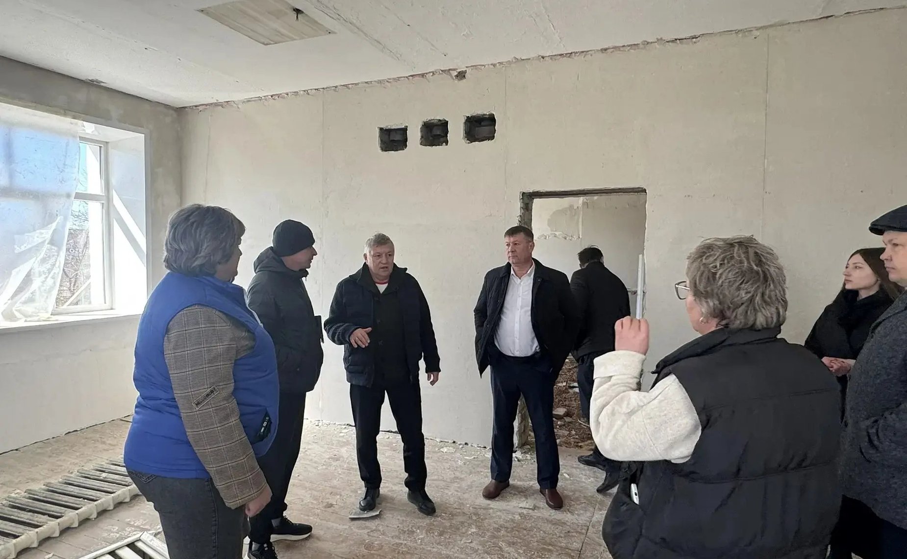 Сергей Михайлов проконтролировал ход строительства и ремонта в детском саду № 63 в поселке Чернышевск