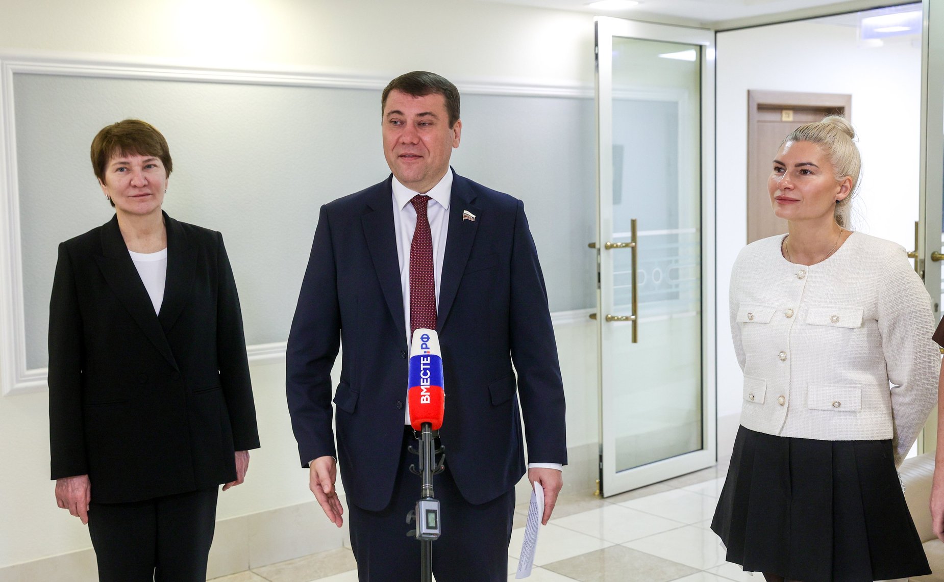 В Совете Федерации состоялось открытие выставки графических работ А. Яр-Кравченко «Лётчики — защитники в годы ВОВ