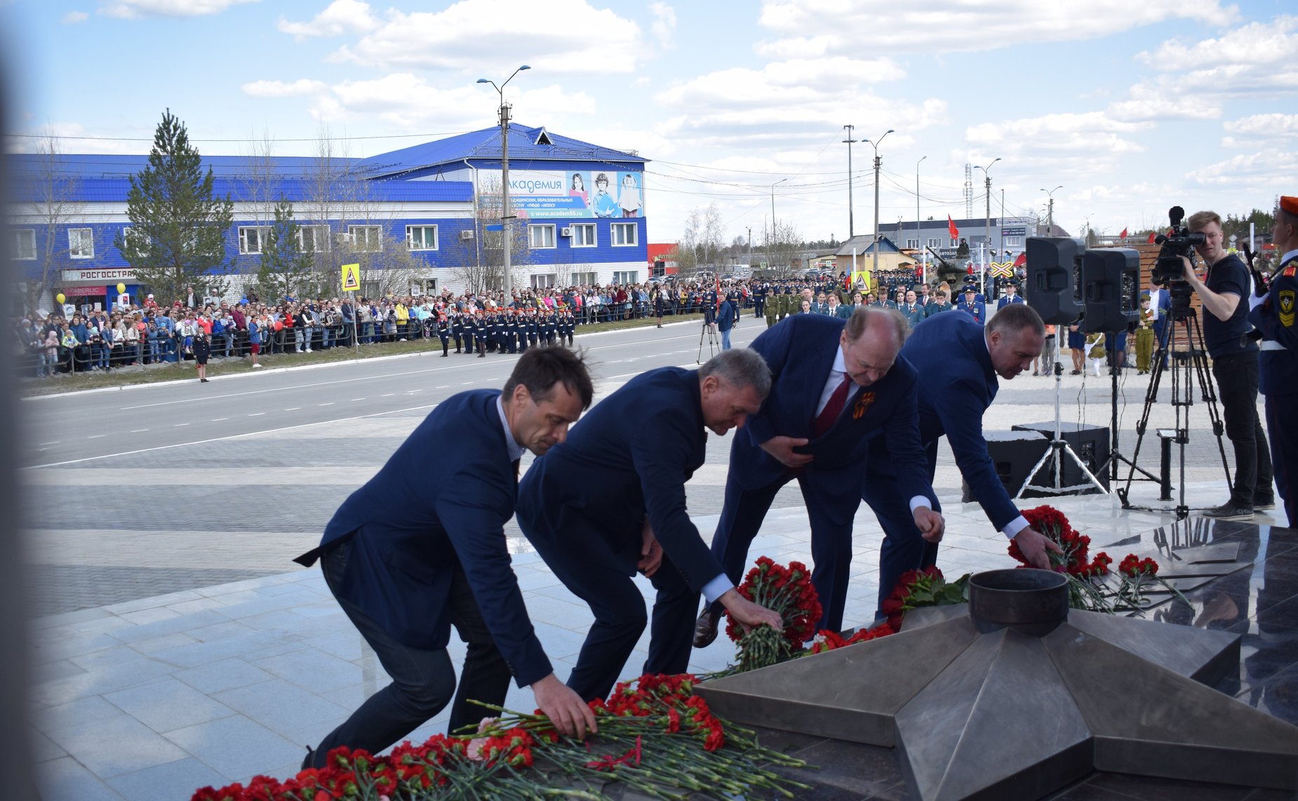 Эдуард Исаков посетил ряд мероприятий, приуроченных к 77-й годовщине Победы в Великой Отечественной войне, и принял участие в шествии «Бессмертный полк» в городе Югорске