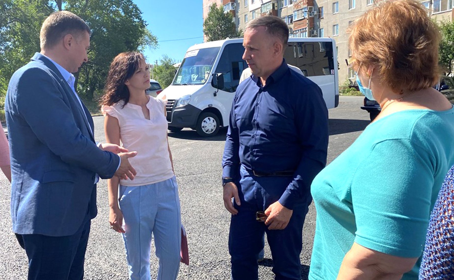 Олег Алексеев вместе с представителями общественности и органов региональной и муниципальной власти осмотрел новые дома в поселке Геофизик