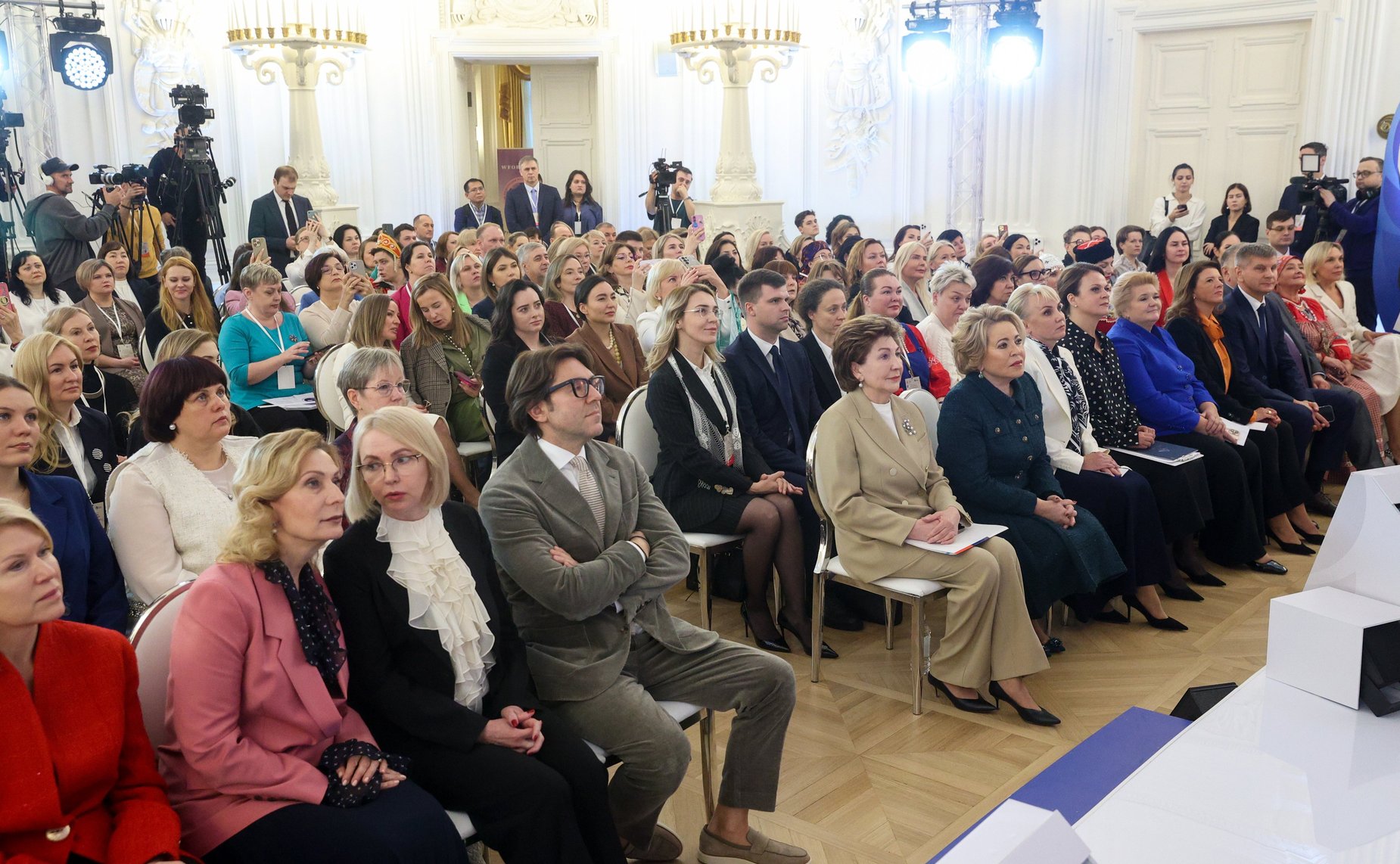 Пленарное заседание международного форума «Женщины за сохранение традиций»