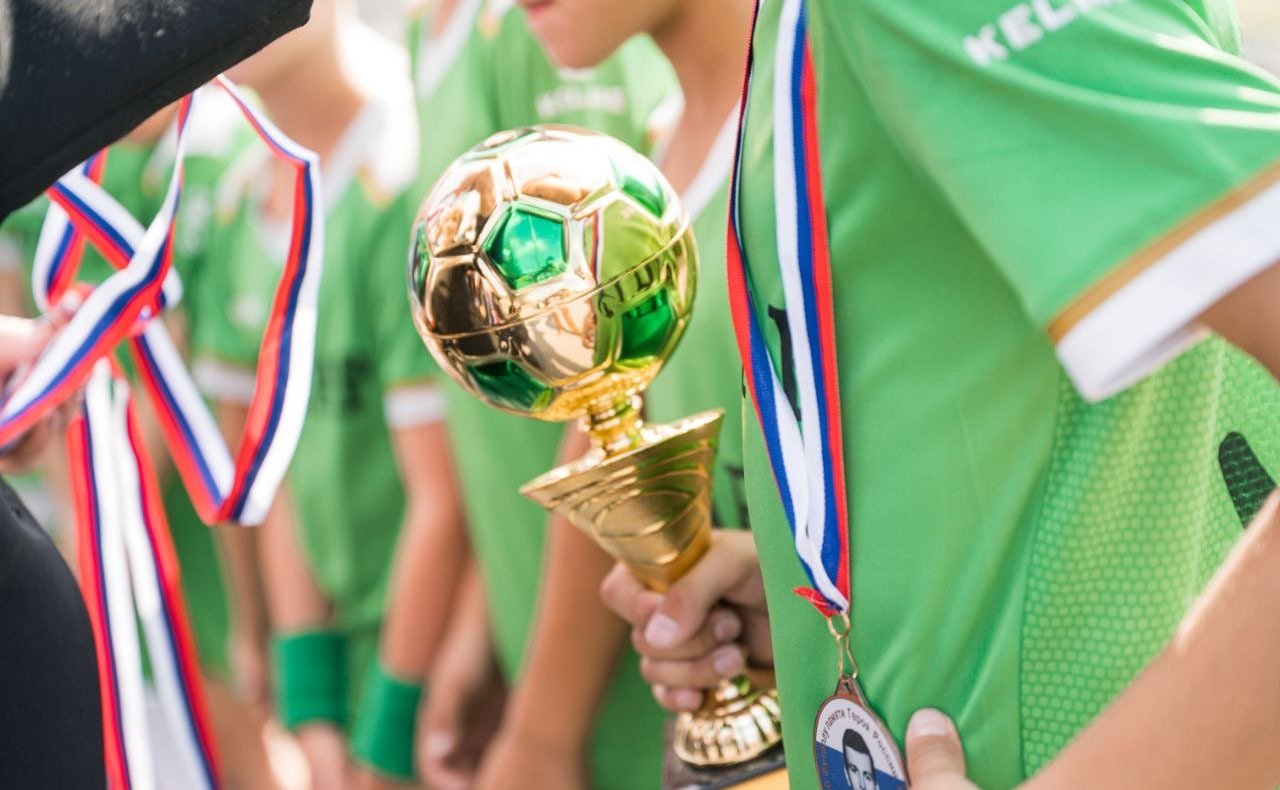 Маргарита Павлова вручила награды победителям IX юношеского турнира по футболу, посвященного памяти Героя России Евгения Родионова