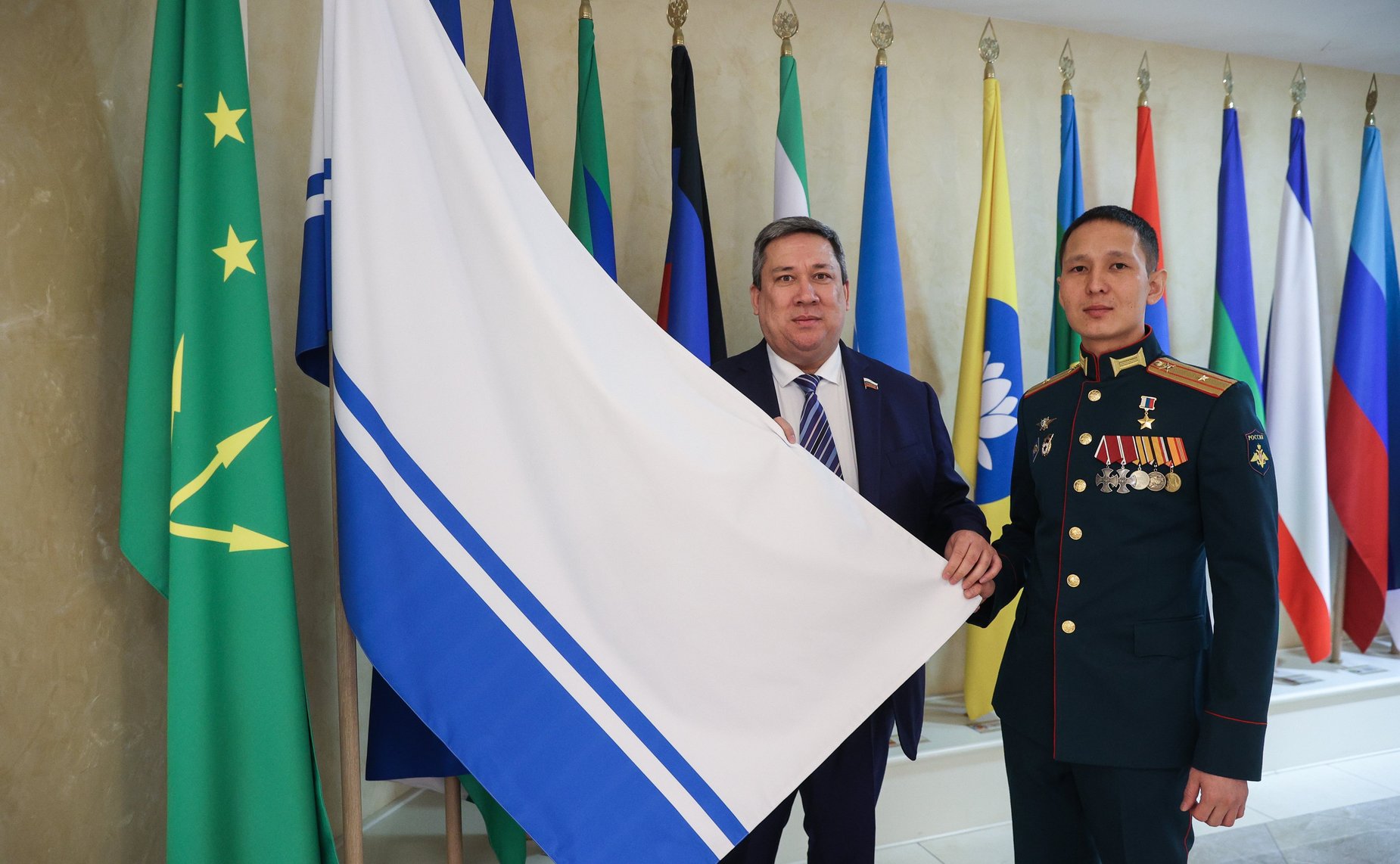 Владимир Полетаев пригласил Героя России Амыра Аргамакова из Республики Алтай в Совет Федерации, где лично поздравил его с присвоением высшего звания за заслуги перед государством и народом