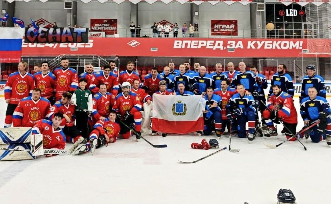 Сенаторы и представители правительства Саратовской области сразились на хоккейной площадке