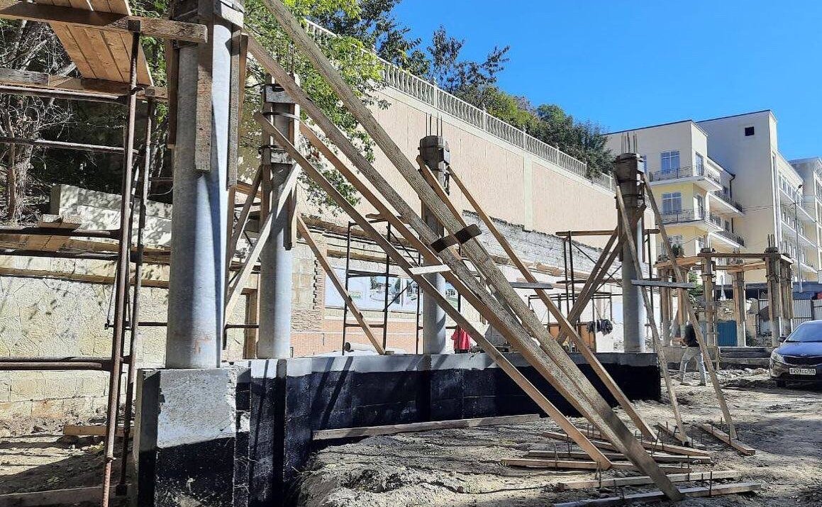 Анатолий Артамонов совершил рабочую поездку в Ставропольский край и ознакомился с ходом строительных работ на ряде объектов Кисловодска