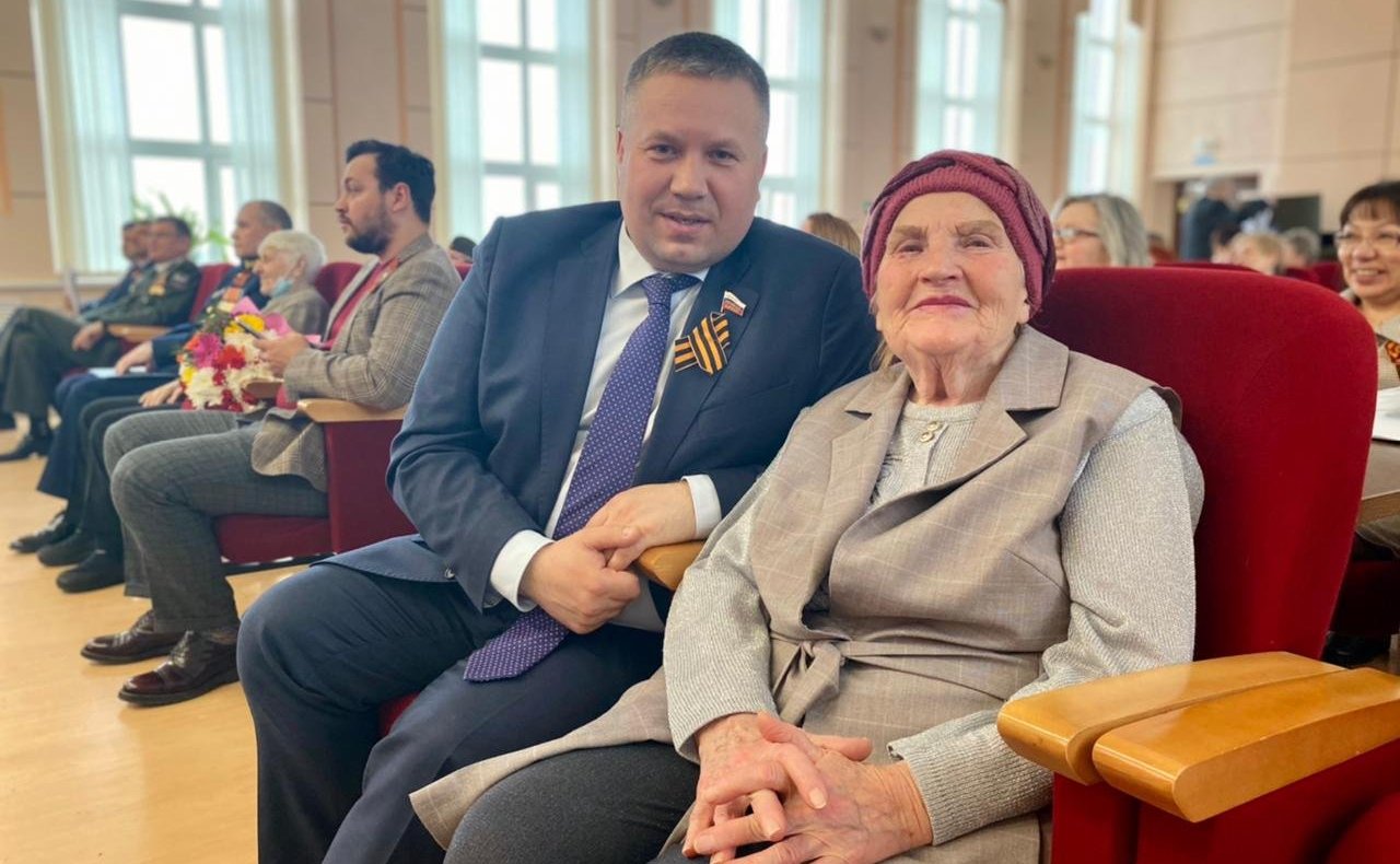 Денис Гусев наградил ветеранов-победителей патриотического конкурса стихотворений о войне