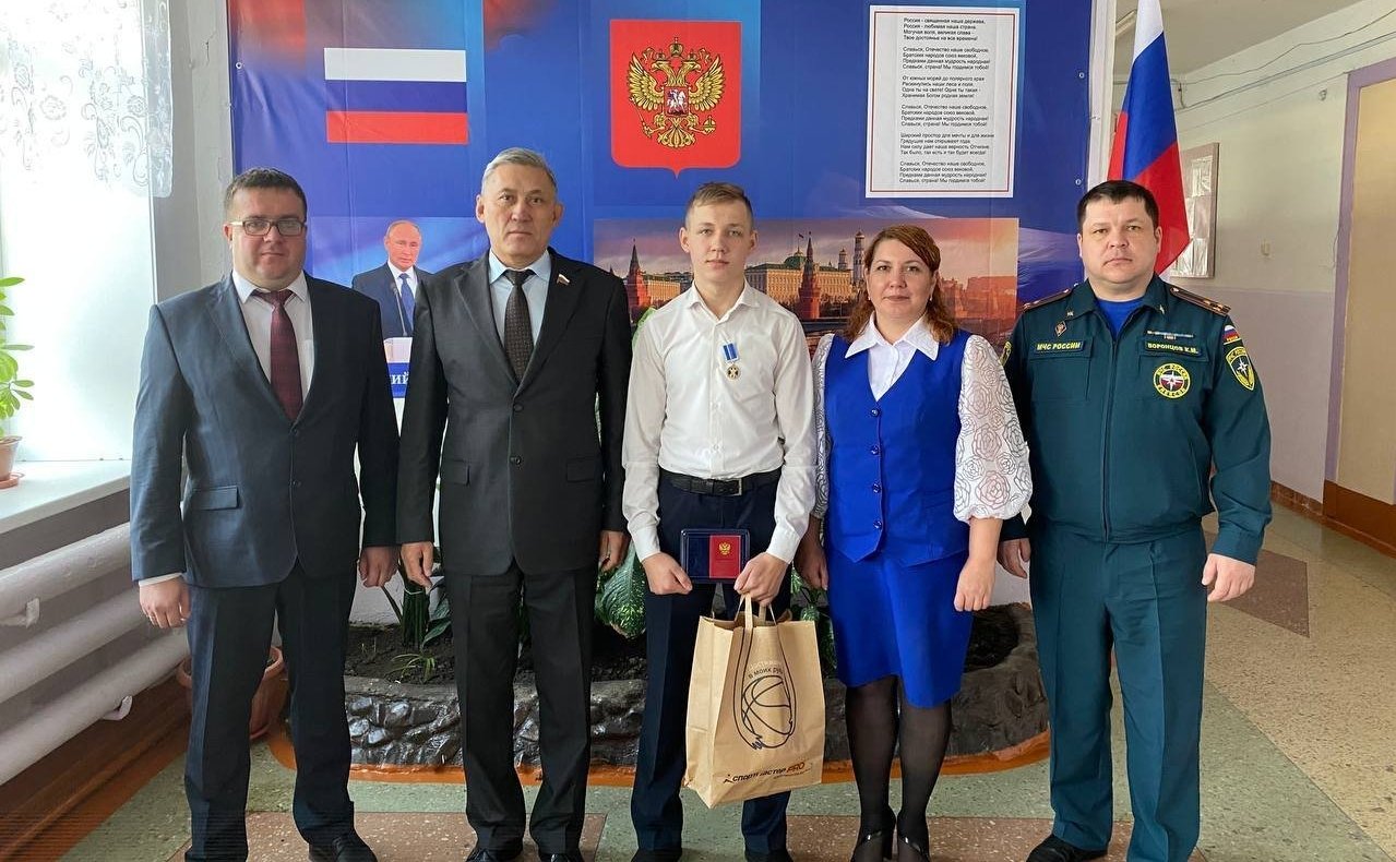 Юрий Валяев вручил Памятную медаль Совета Федерации «За проявленное мужество» юному герою, жителю Еврейской автономной области