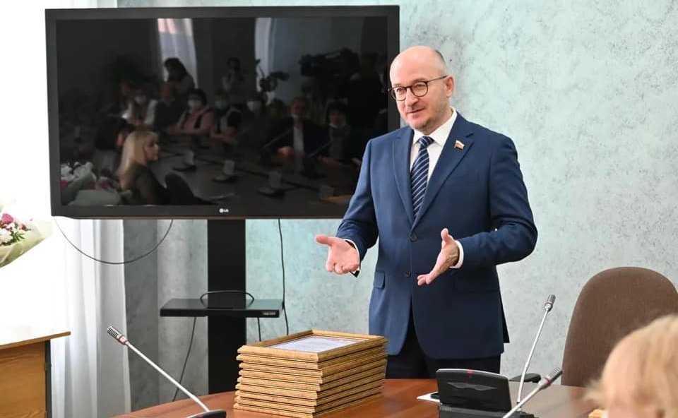 Олег Цепкин принял участие в торжественной церемонии награждения жителей региона благодарностями от имени губернатора и благодарственными письмами Совета Федерации