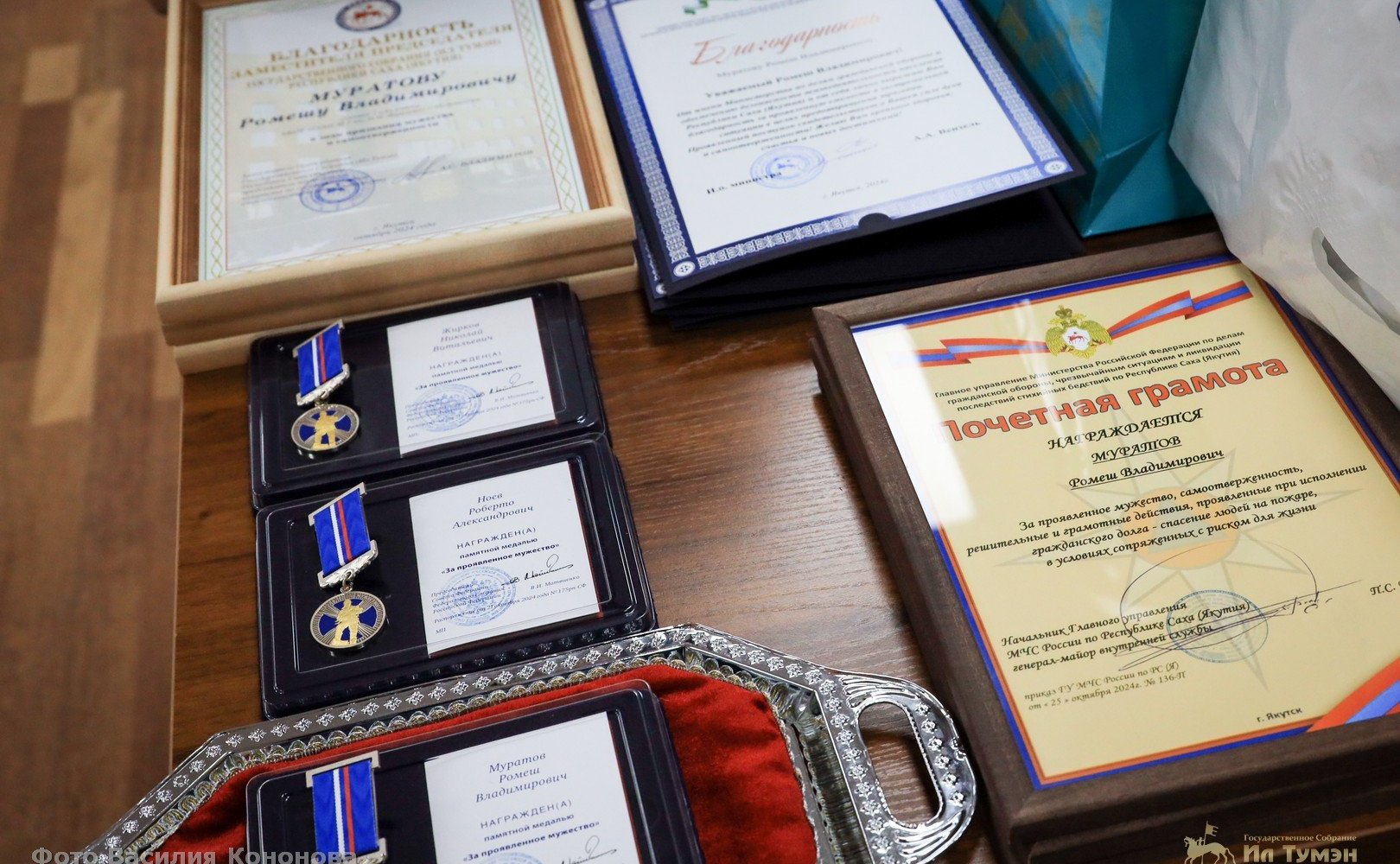 Сахамин Афанасьев вручил медали Совета Федерации «За проявленное мужество» трем юным якутянам