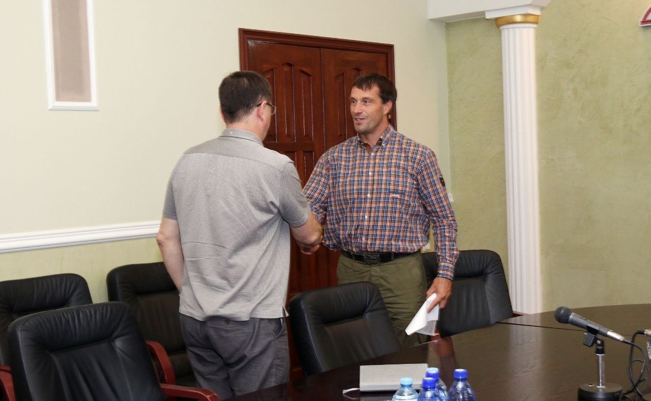 Эдуард Исаков провёл рабочую встречу с генеральным директором ГУП ДНР «Донецкая железная дорога» Олегом Калеватых, генеральным директором ТК «Железные дороги Донбасса» Владимиром Кабацием