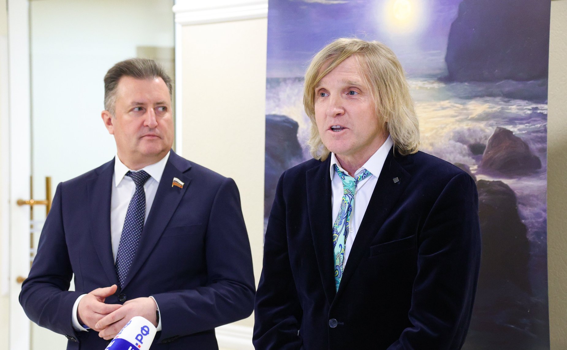 В Совете Федерации состоялось открытие выставки произведений живописи «Цветные письма в будущее»