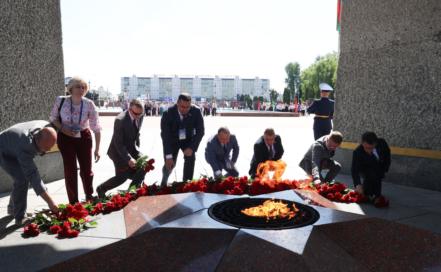 Торжественная церемония возложения цветов членами официальных делегаций Совета Республики и Совета Федерации к Вечному огню у монумента «Три штыка»