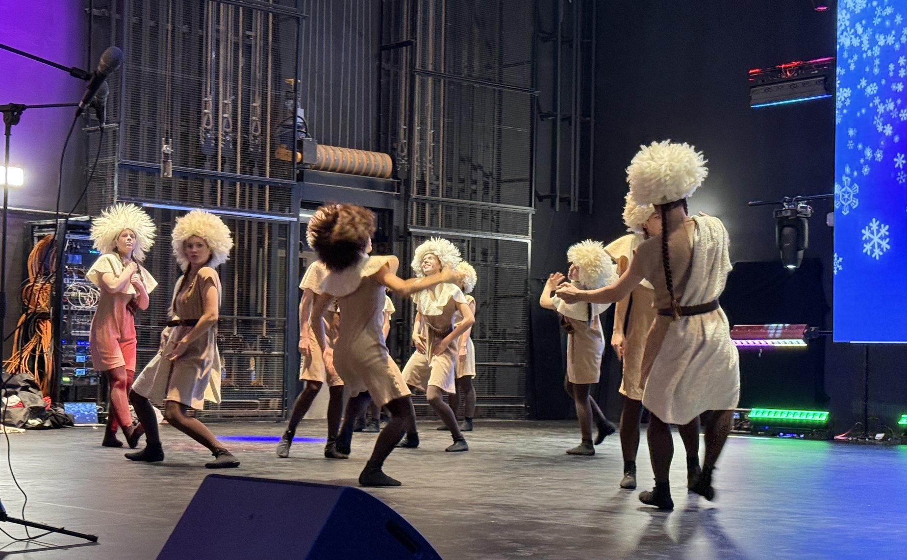 Елена Дягилева посетила модернизированный корпус школы в Снежногорске и вручила Почётную грамоту Совета Федерации начальнику управления образования Администрации ЗАТО Александровск