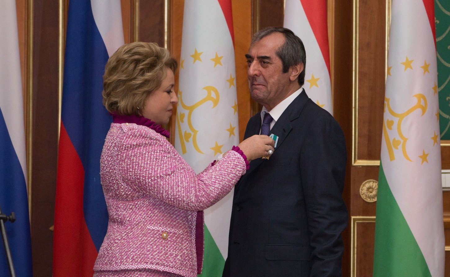 Валентина Матвиенко вручила Председателю Маджлиси милли Махмадсаиду Убайдуллоеву орден Дружбы