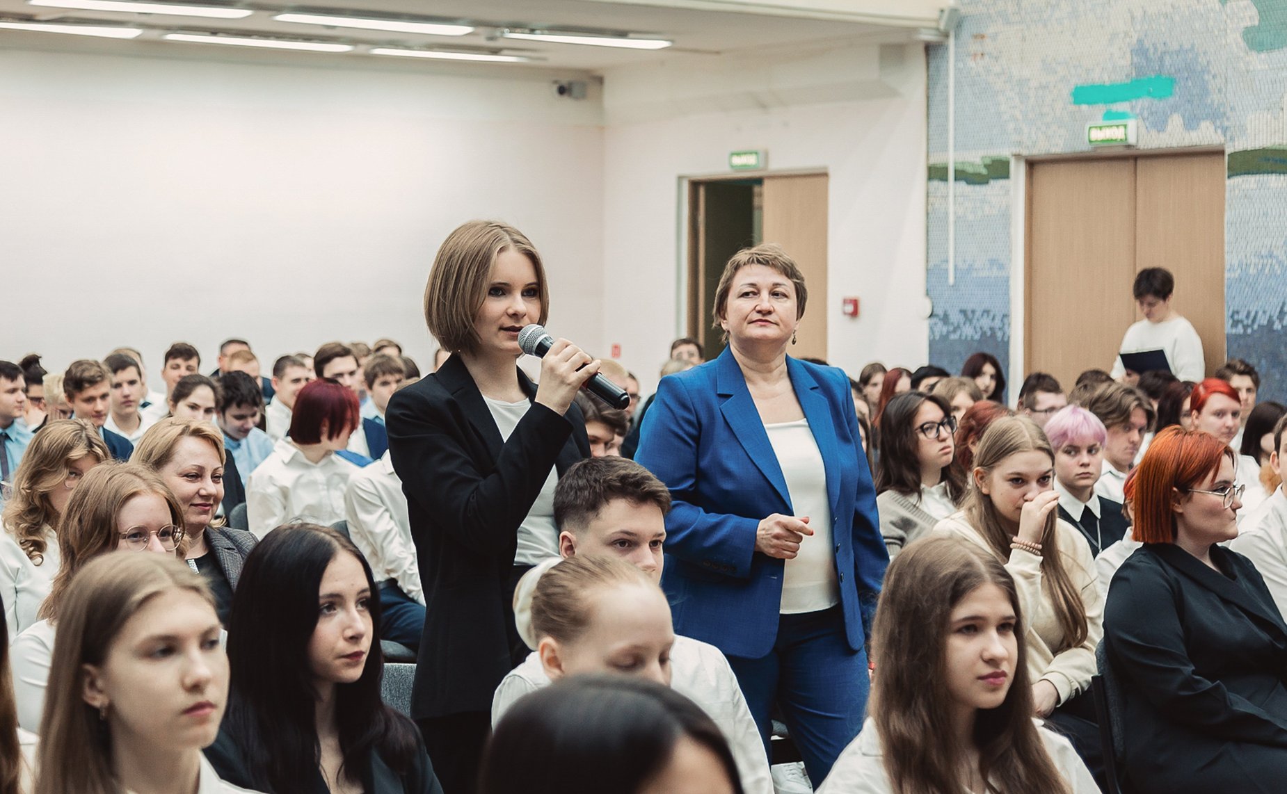 Заместитель Председателя Совета Федерации Инна Святенко провела для старшеклассников школы № 2087 «Открытие» урок «Разговор о важном»