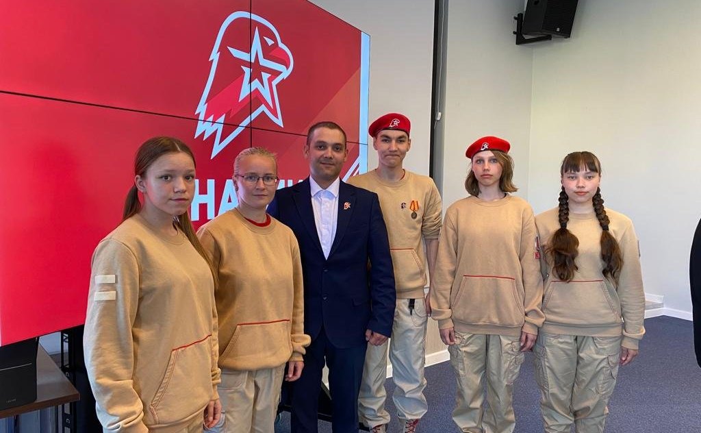 Римма Галушина в ходе работы в регионе провела «круглый стол» для родителей юнармейцев вместе с руководителем окружного штаба молодежного движения Данилой Хмаренко