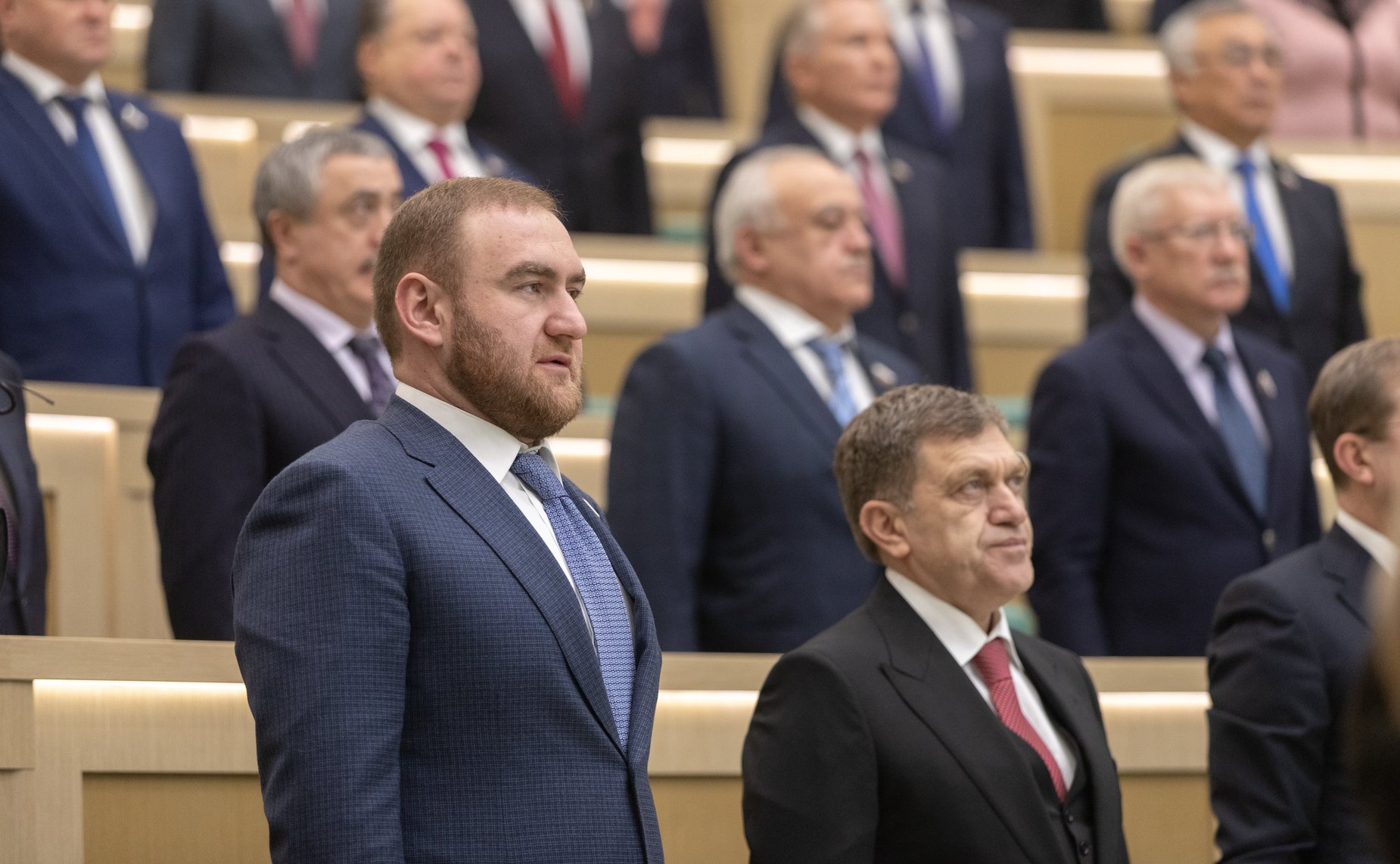 Сенаторы исполняют гимн РФ перед началом 449-го заседания Совета Федерации