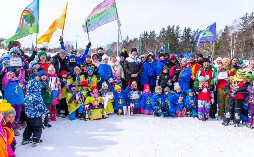 Андрей Хапочкин наградил победителей Суперкубка семейной лиги по хоккею