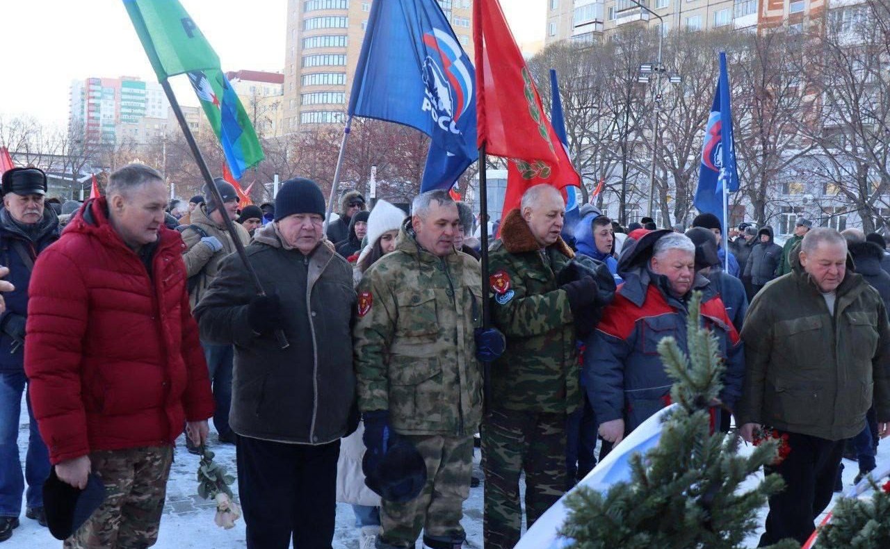 Маргарита Павлова в рамках поездки в регион приняла участие в церемонии возложения цветов и венков к челябинскому мемориалу «Доблестные сыны Отечества», прошедшей в честь Дня памяти о 35-летии вывода советских войск из Афганистана