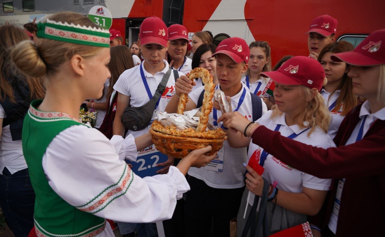 Участники акции почтили память героев Великой Отечественной войны в мемориальном комплексе «Курган Славы» в Минске