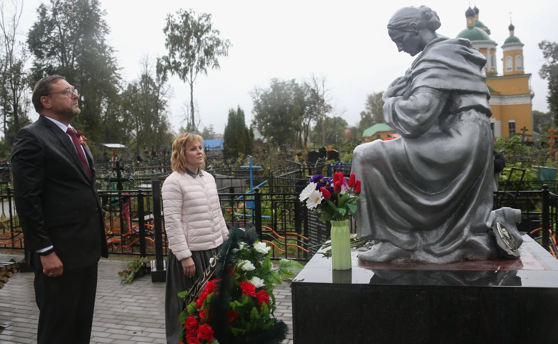 Константин Косачев и Валерий Рязанский приняли участие в открытии двух отремонтированных и реконструированных воинских мемориалов, расположенных на территории Спас-Заулковского муниципального кладбища