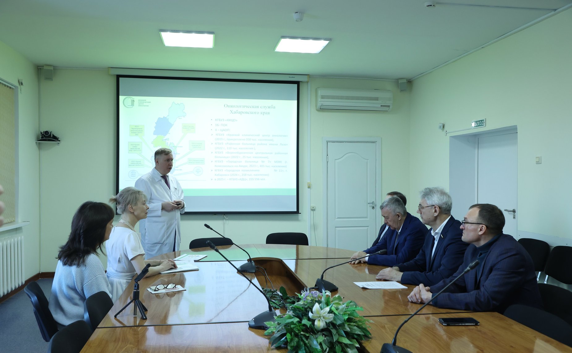 Виктор Калашников посетил краевой клинический центр онкологии в Хабаровске