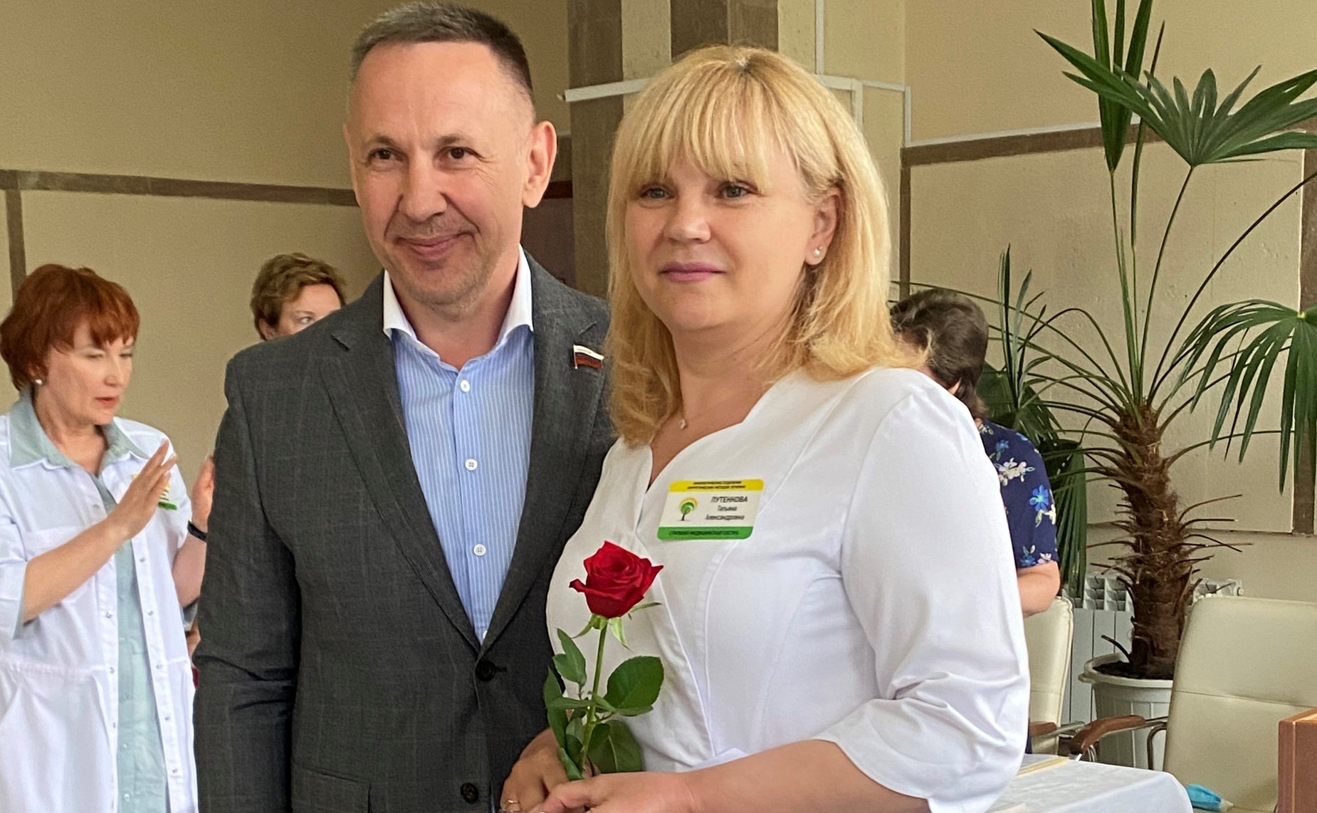 Олег Алексеев в ходе рабочей поездки в регион поздравил медицинских работников города Саратова с профессиональным праздником