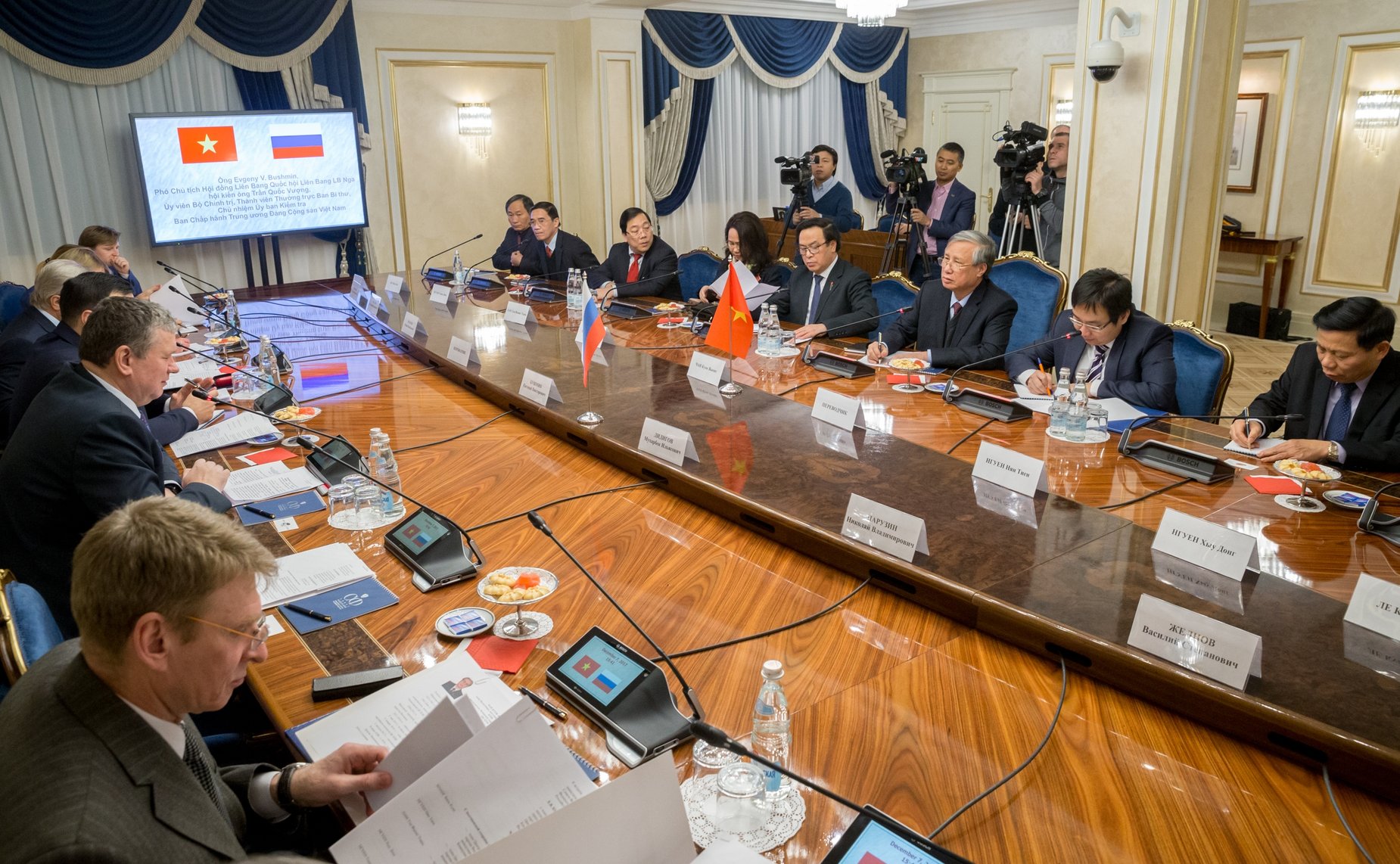 Встреча Е. Бушмина с членом Политбюро, постоянным секретарем, председателем Комиссии партийного контроля Центрального комитета Коммунистической партии Вьетнама Чан Куок Выонгом