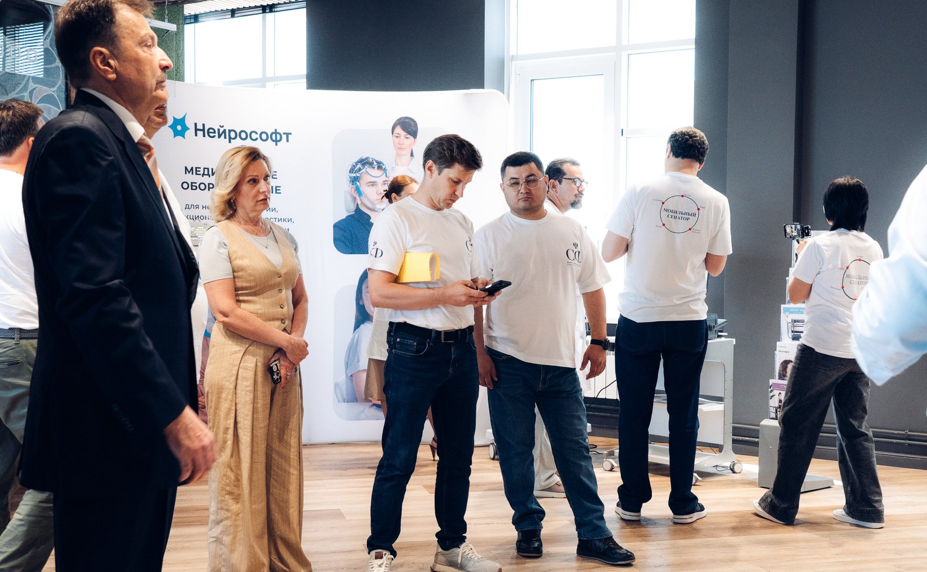 Сенаторы посетили компанию, производящую медоборудование для нейрофизиологии, функциональной диагностики и реабилитации