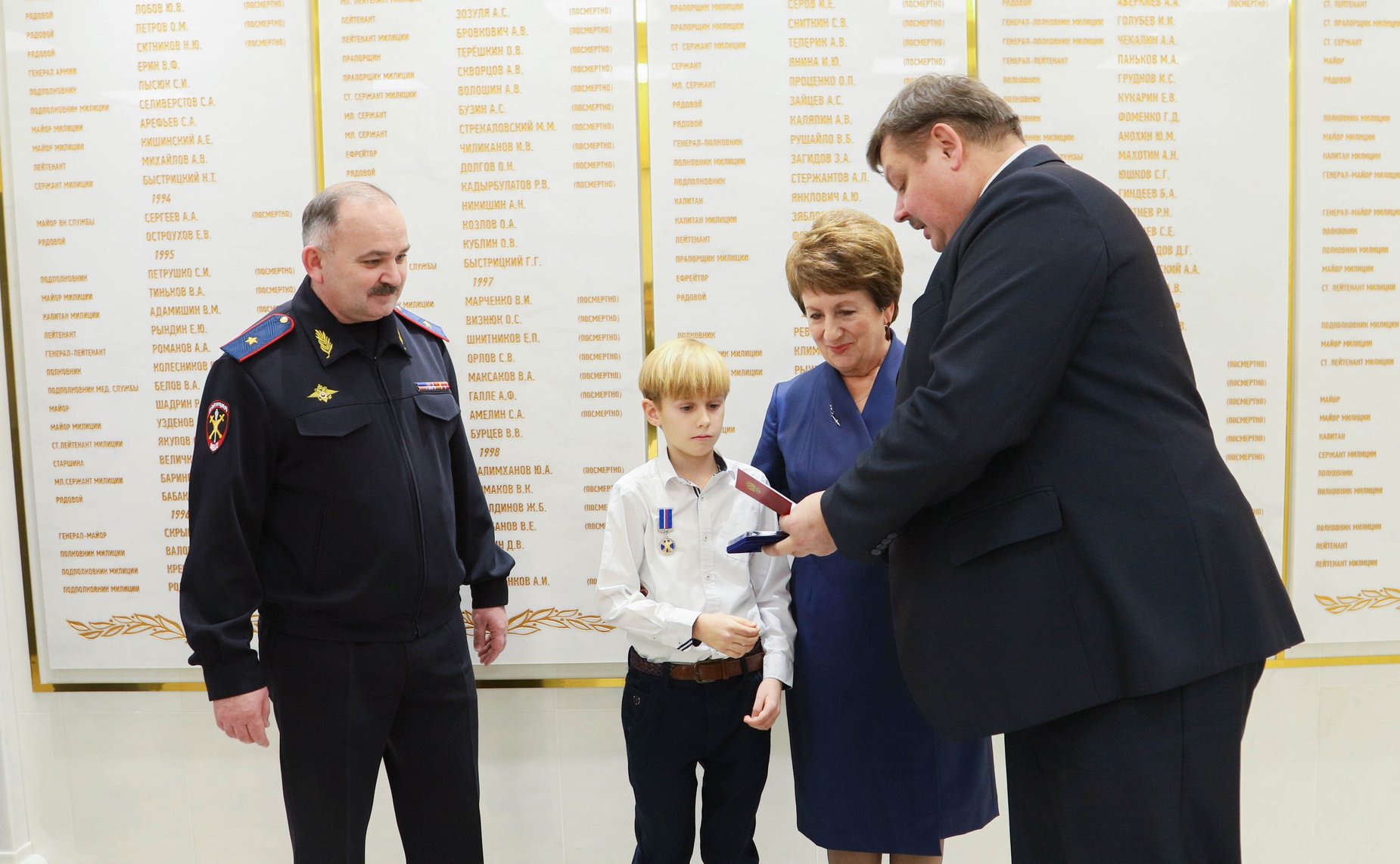 Екатерина Алтабаева и Сергей Колбин вручили севастопольскому школьнику памятную медаль Совета Федерации «За проявленное мужество»