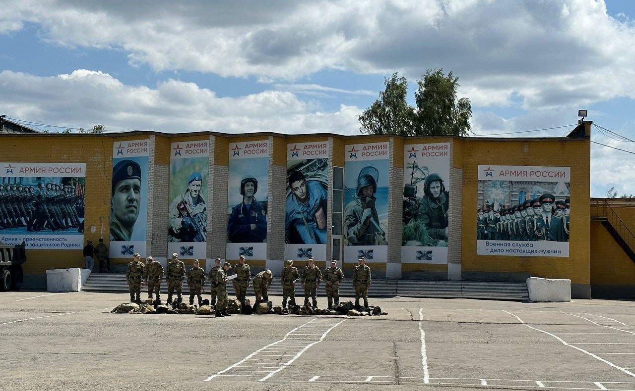 Маргарита Павлова посетила региональный призывной пункт и встретилась с призывниками Челябинской области