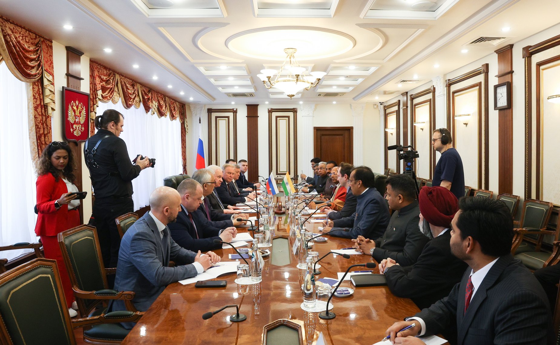 Встреча первого заместителя председателя Комитета СФ по международным делам Андрея Денисова с делегацией Республики Индии во главе с членом Народной палаты парламента Каниможи Карунанидхи