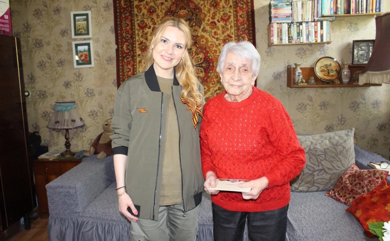 Дарья Лантратова приняла участие в патриотической акции «Сад Памяти», поздравила фронтовика и передала билет на Парад Победы ветерану-блокаднице