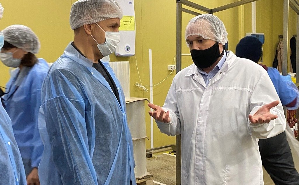 Олег Алексеев осмотрел цеха и стройплощадку местного мясокомбината