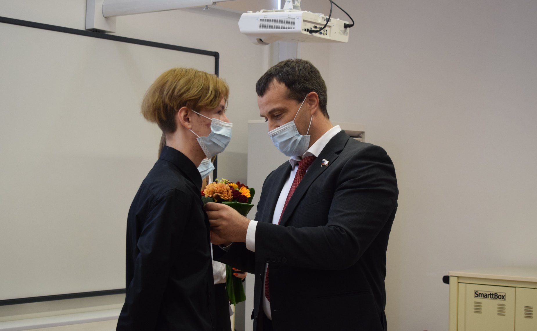 Эдуард Исаков наградил школьника из Югры памятной медалью «За проявленное мужество»