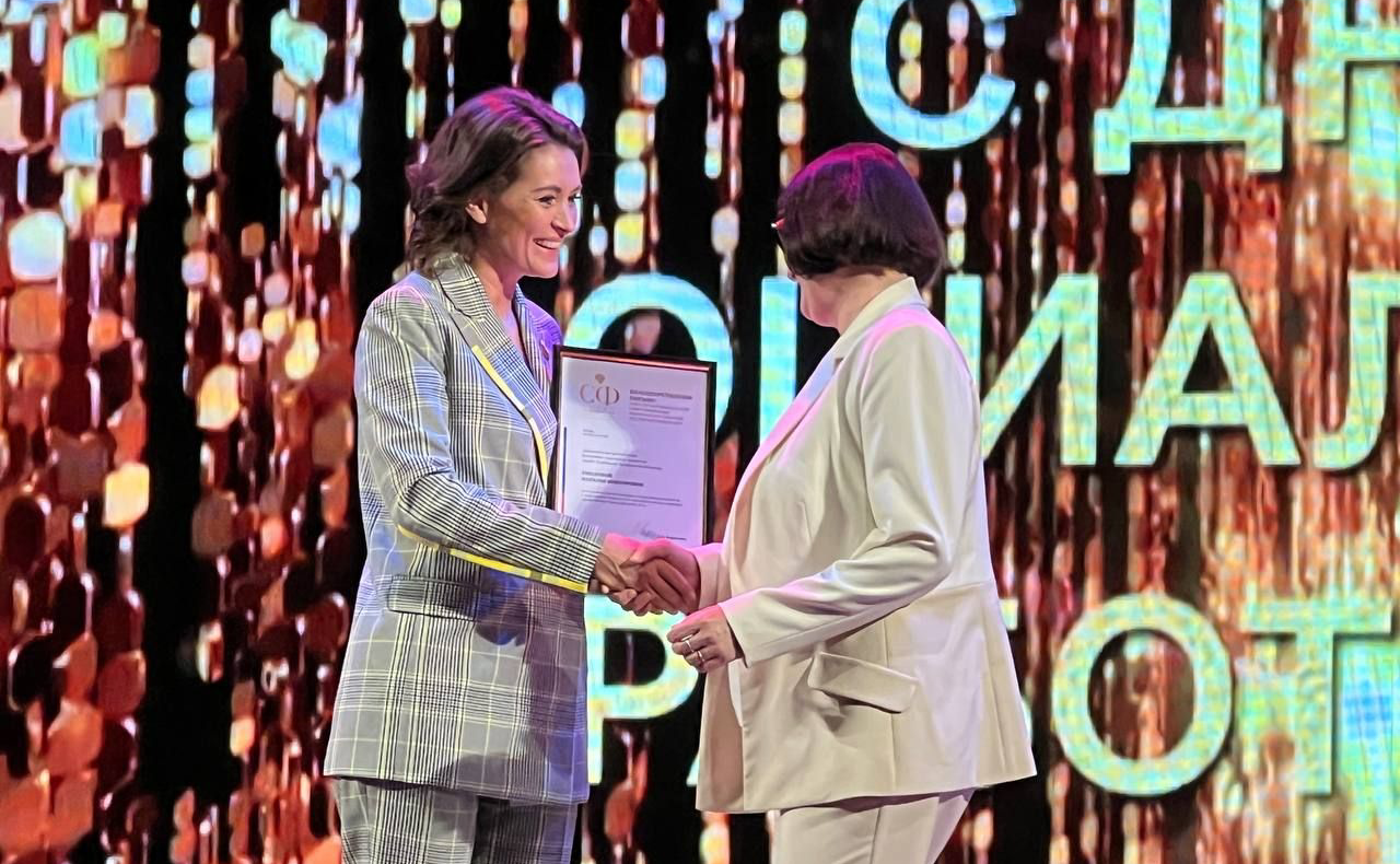 Маргарита Павлова в ходе поездки в регион вручила Благодарность Председателя Совета Федерации Министру социальных отношений Челябинской области Ирине Буториной