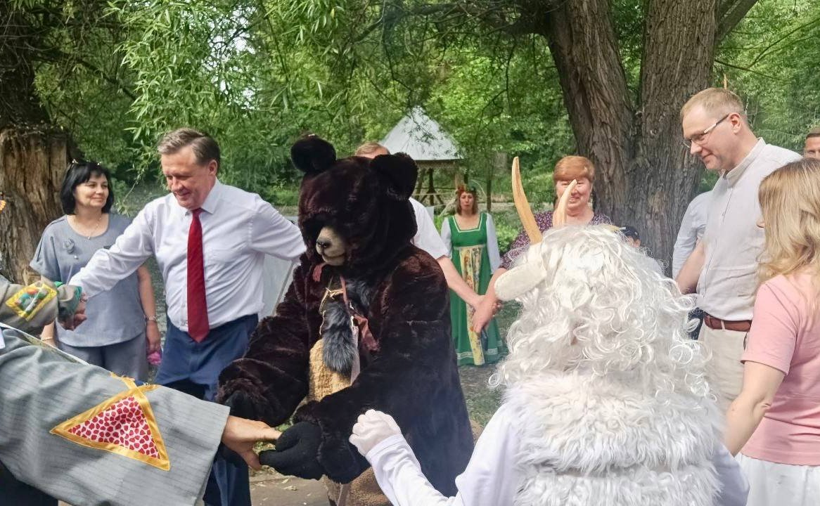 Сергей Рябухин в ходе поездки в регион принял участие в 57-м Всероссийском Пушкинском празднике поэзии в с. Языково Карсунского района