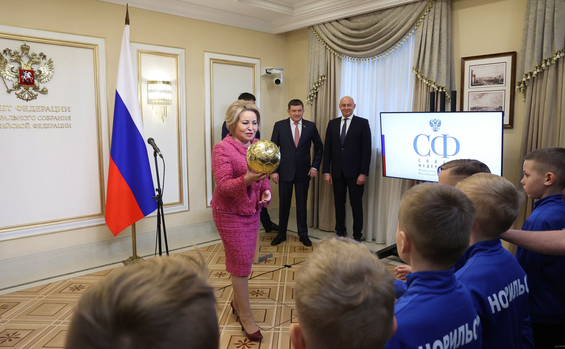 Встреча Председателя Совета Федерации Валентины Матвиенко с юношеской командой по мини-футболу клуба «Айка» г. Норильска