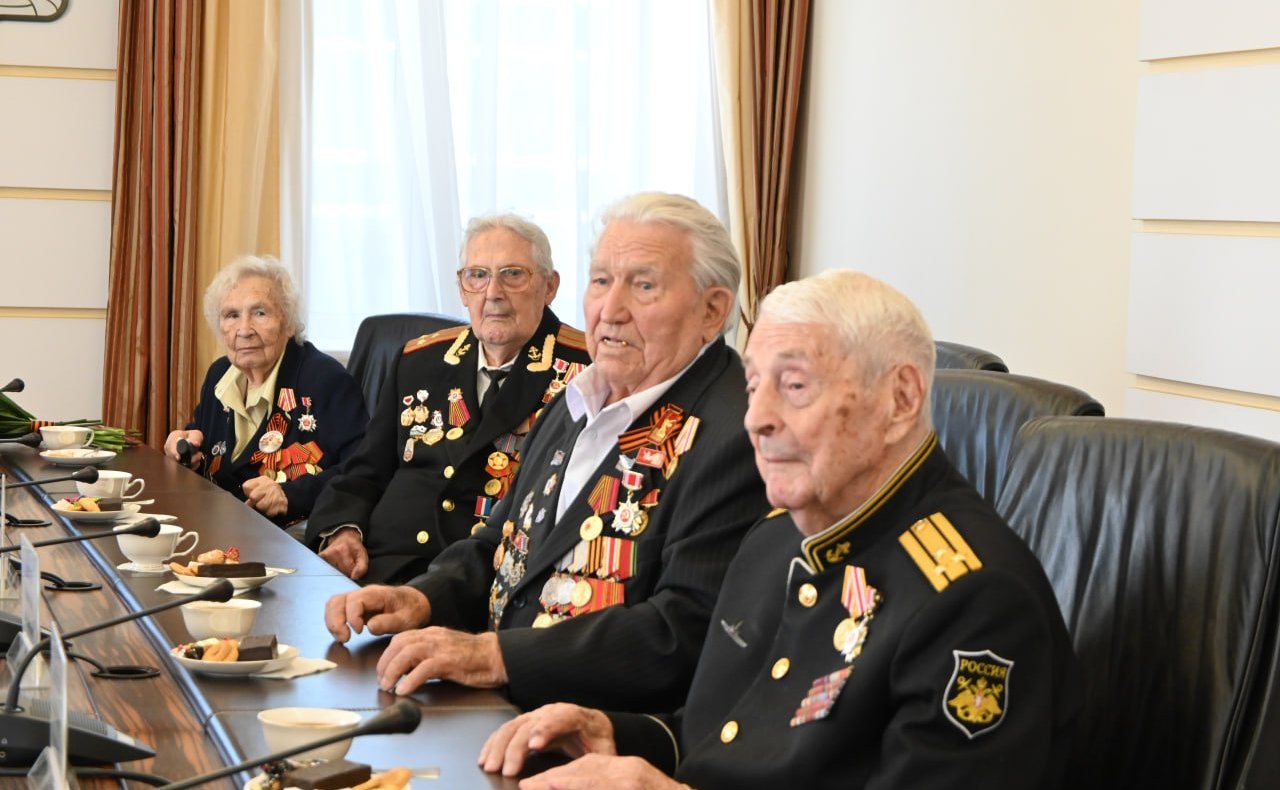 Александр Ролик совместно с главой Владивостока Константином Шестаковым провел встречу с проживающими в столице Приморья ветеранами — участниками боев с милитаристской Японией в августе-сентябре 1945 года