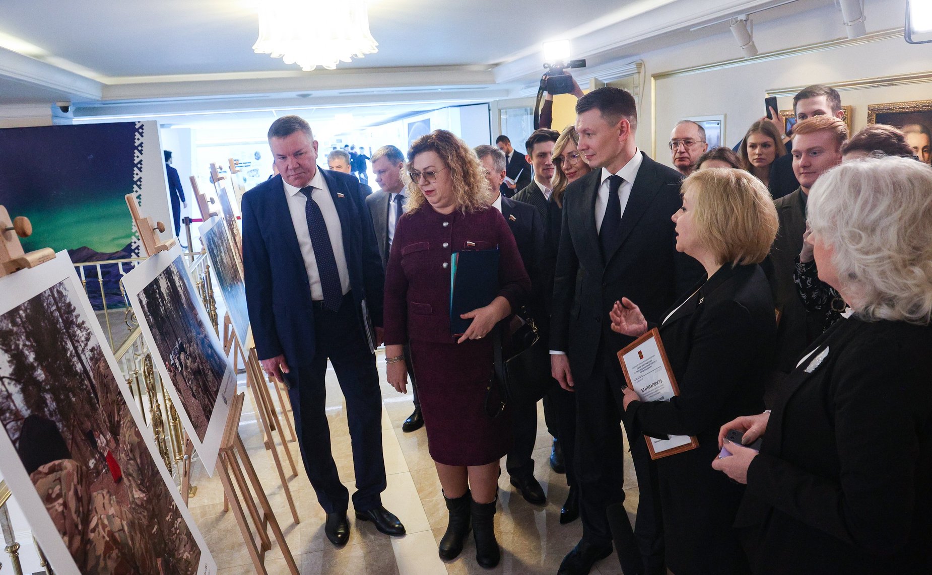В Совете Федерации открылась фотоэкспозиция «Концертная бригада МГИК. Бойцам СВО»