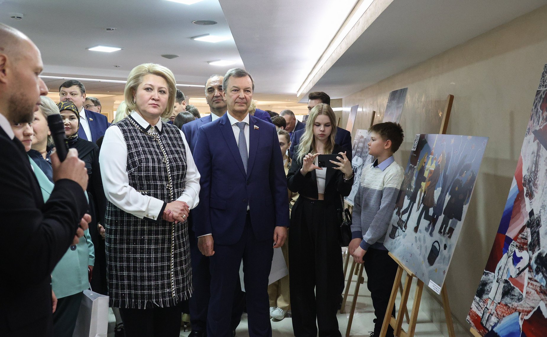 В Совете Федерации открылась выставка картин победителей конкурса детского рисунка, посвященного 80-летию прорыва блокады Ленинграда «Жизнь, деленная на граммы»