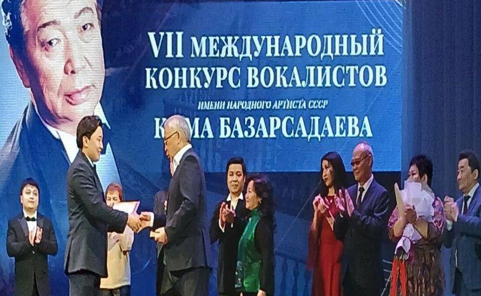 Баир Жамсуев вручил специальную премию дипломанту Международного конкурса «Мужские голоса»