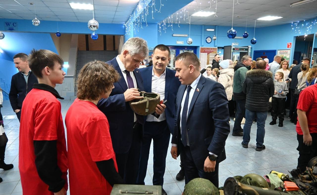 В Ульяновске прошёл праздничный концерт для детей участников специальной военной операции, в фойе концертного зала организована фотовыставка «Герои Гостомеля» и показ образцов боевого снаряжения