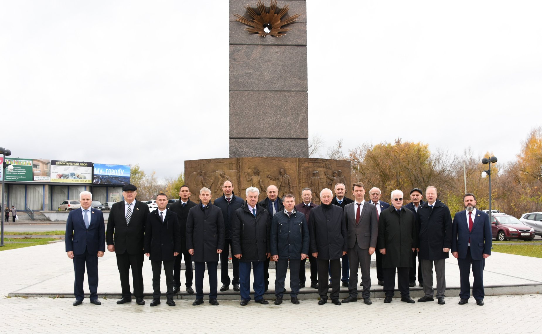 Сенаторы возложили цветы к памятнику испытателям отечественного ядерного оружия