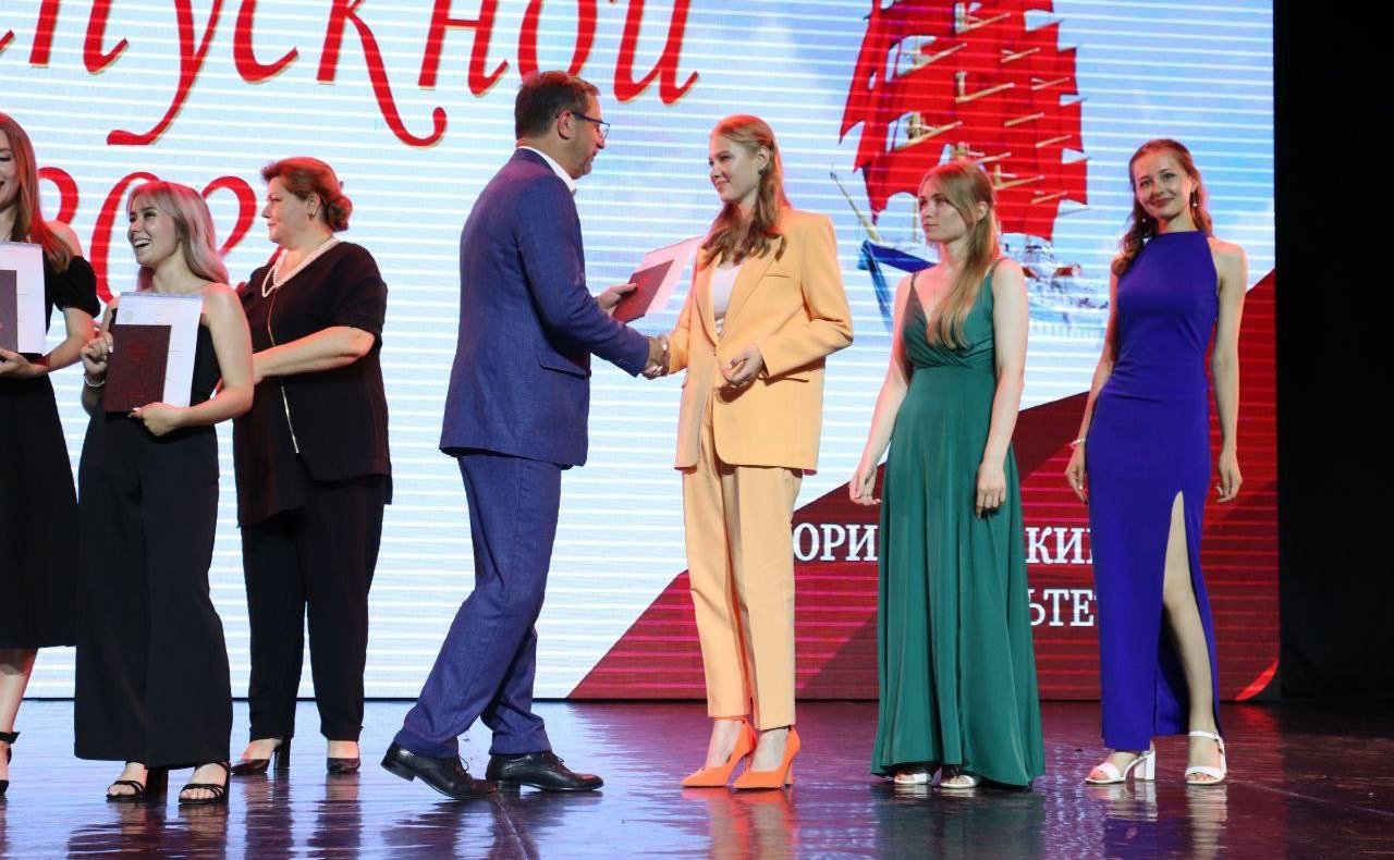 Николай Владимиров поздравил выпускников юридического факультета Чувашского государственного университета им.И.Н.Ульянова с окончанием вуза и вручил им дипломы